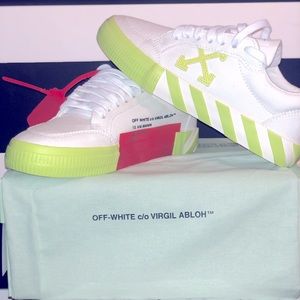 Off-White Canvas Arrow Low Vulcanized sz. EU 38